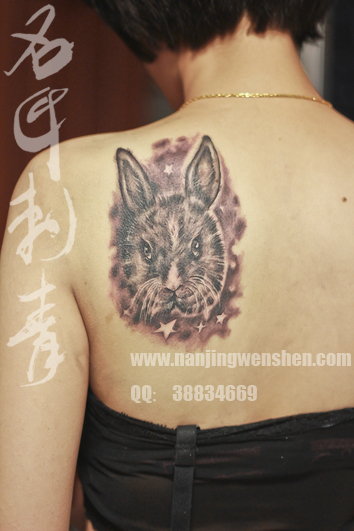 女生后背黑灰兔子头像写实纹身（图）