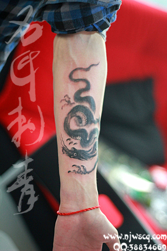 中国元素满手臂素描水墨黑龙纹身（图）