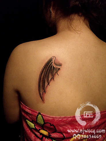 女生肩胛黑灰素描风格恶魔翅膀纹身