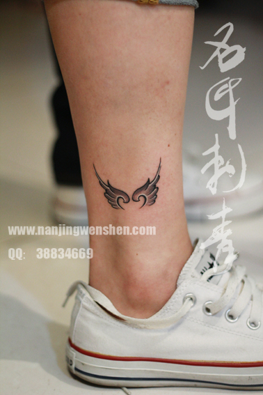 右脚踝一双小翅膀图案纹身（图）